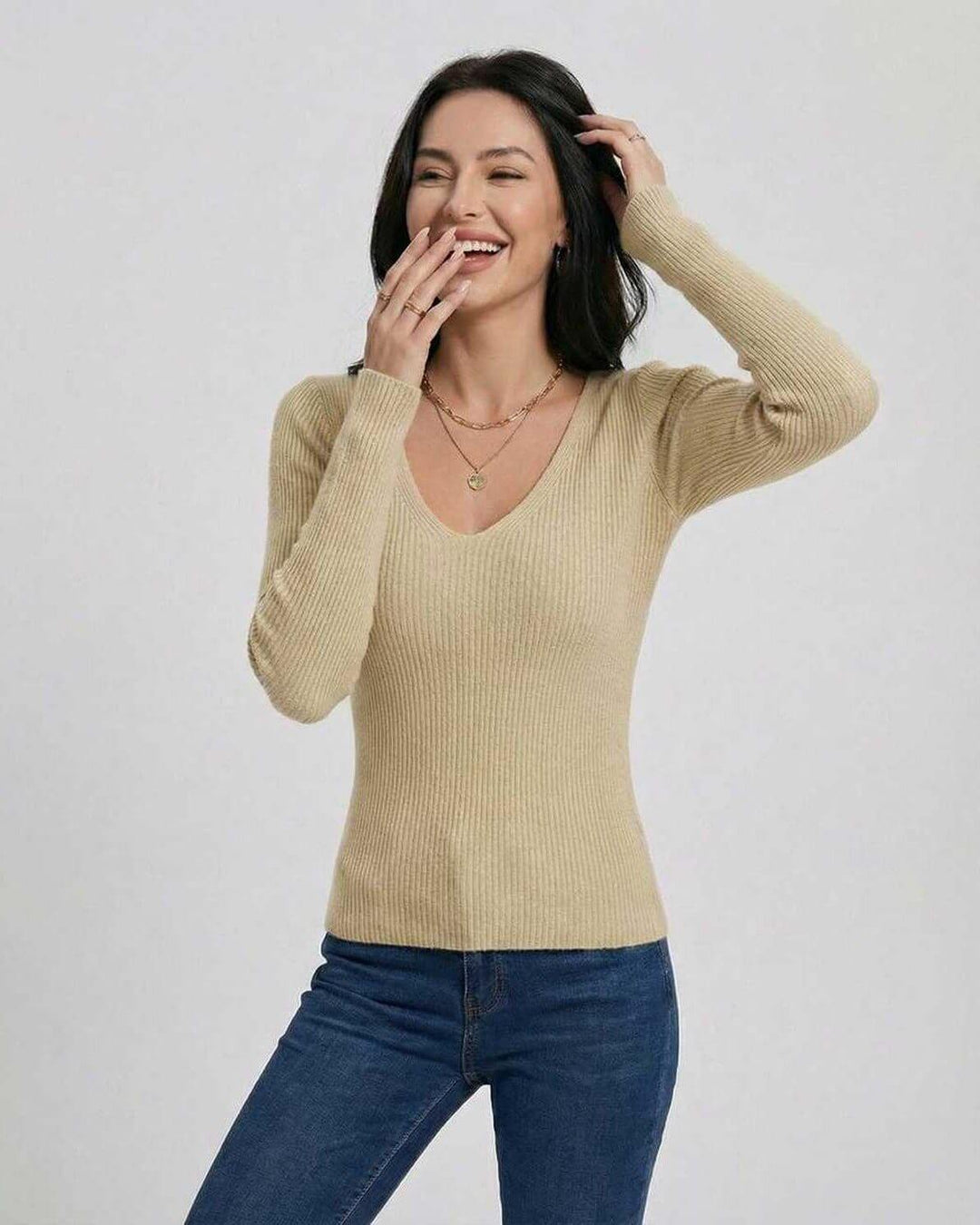 Suéter ajustado blanco de mujer con rayas, cuello V. Manga larga, estilo casual y elegante para otoño-invierno.