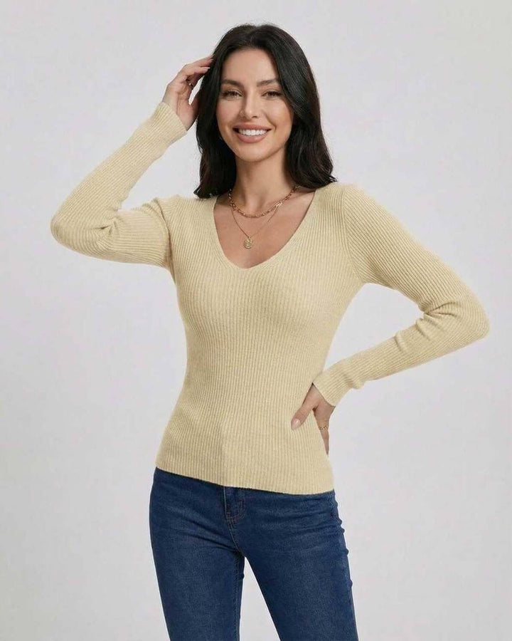 Suéter de mujer blanco con cuello V ajustado y manga larga, ideal para otoño/invierno. Prenda versátil y casual.