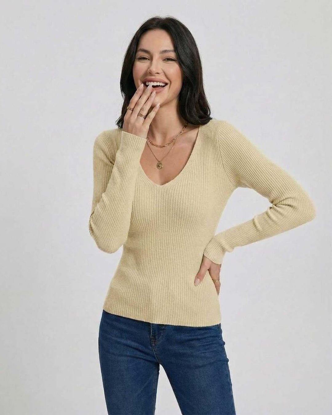 Suéter moderno de cuello V ajustado para mujer, color blanco, con manga larga. Comodidad y estilo elegante diario.