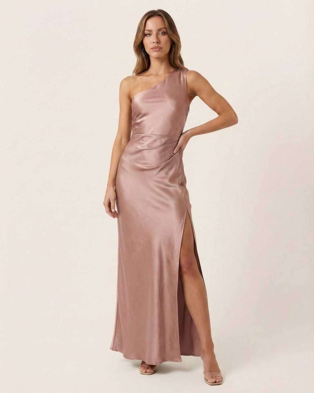 Vestido maxi de noche asimétrico un hombro rosa pálido. Elegante y fluido para fiesta o invitada de boda.