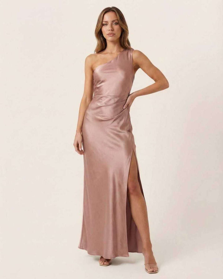 Vestido maxi de noche asimétrico un hombro rosa pálido. Elegante y fluido para fiesta o invitada de boda.