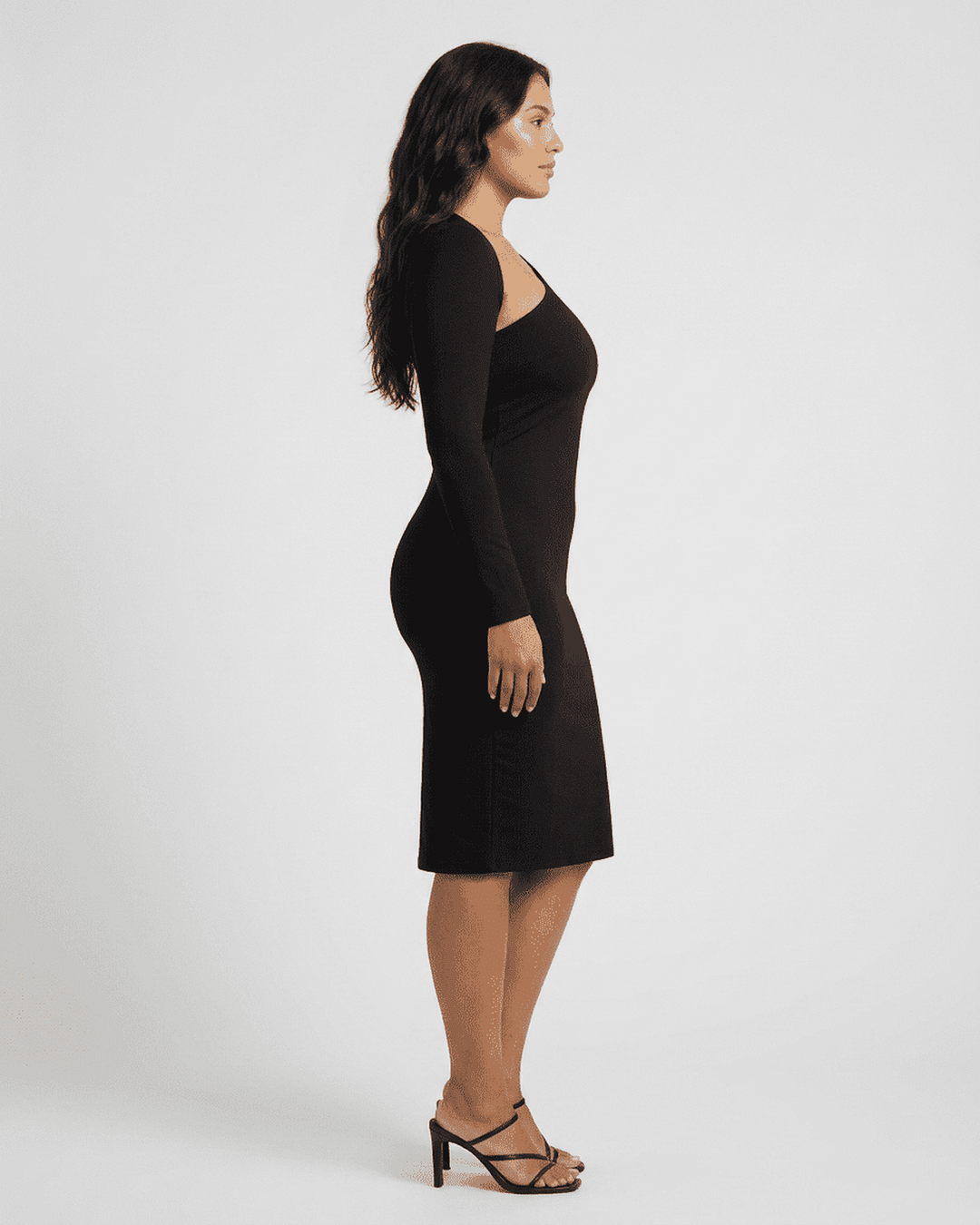 Mujer luciendo vestido midi ajustado de un hombro en blanco, perfecto para eventos elegantes y moda femenina.