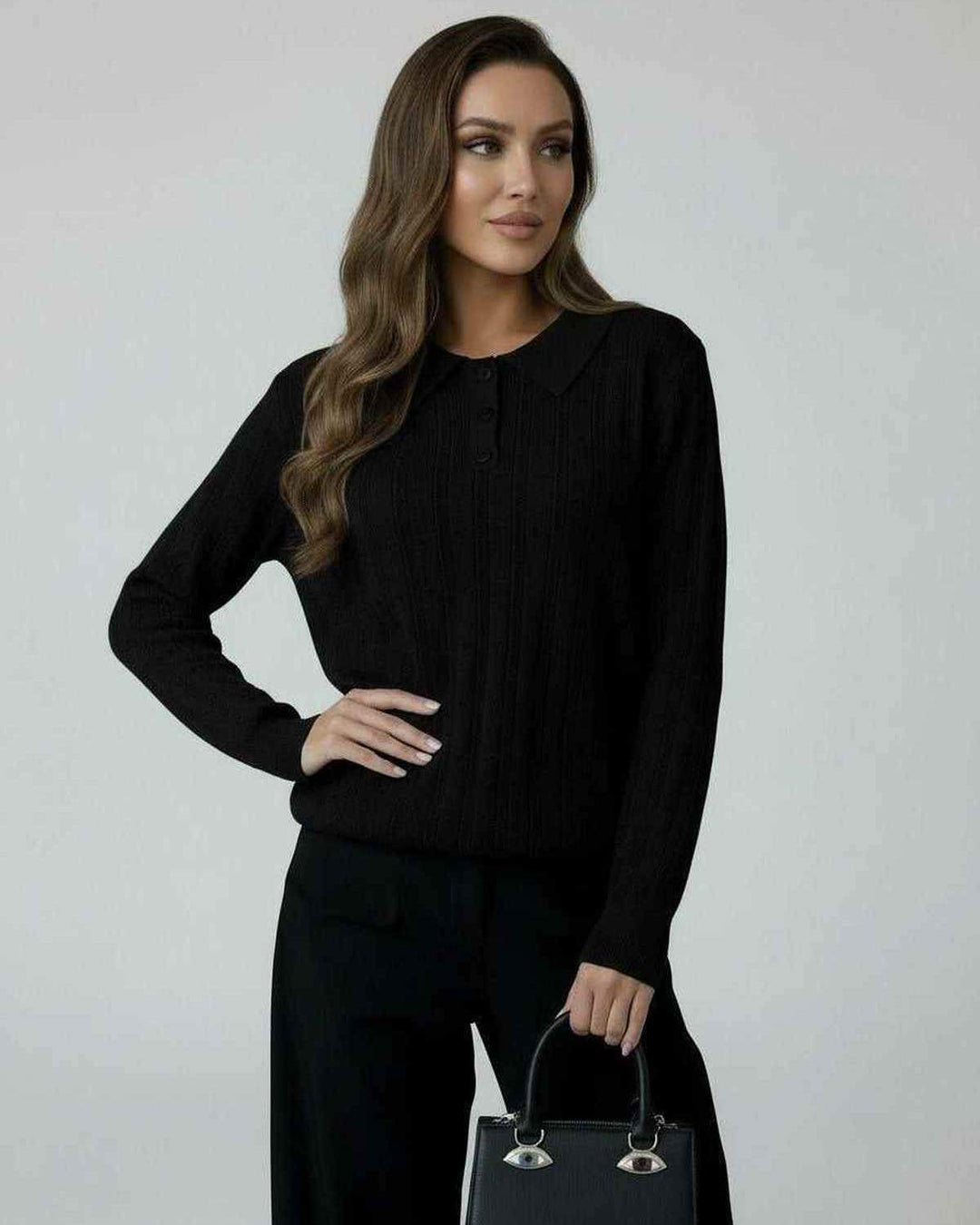 Suéter negro de mujer con cuello solapa, estilo holgado y elegante para moda casual de invierno.