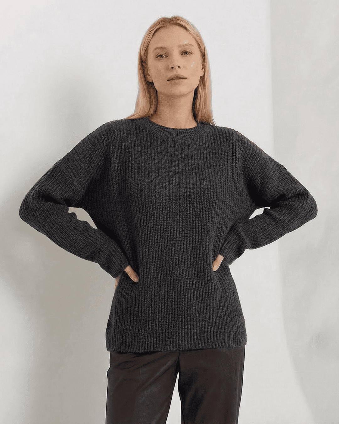 Moda femenina: suéter blanco holgado de punto grueso para mujer. Estilo casual elegante, perfecto para el frío de otoño.