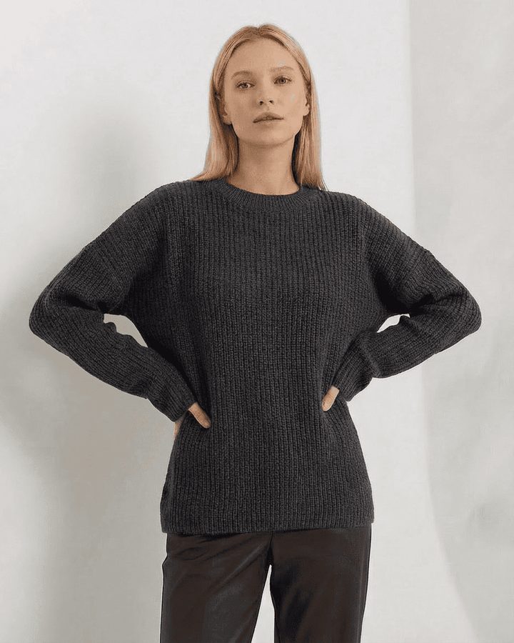 Moda femenina: suéter blanco holgado de punto grueso para mujer. Estilo casual elegante, perfecto para el frío de otoño.
