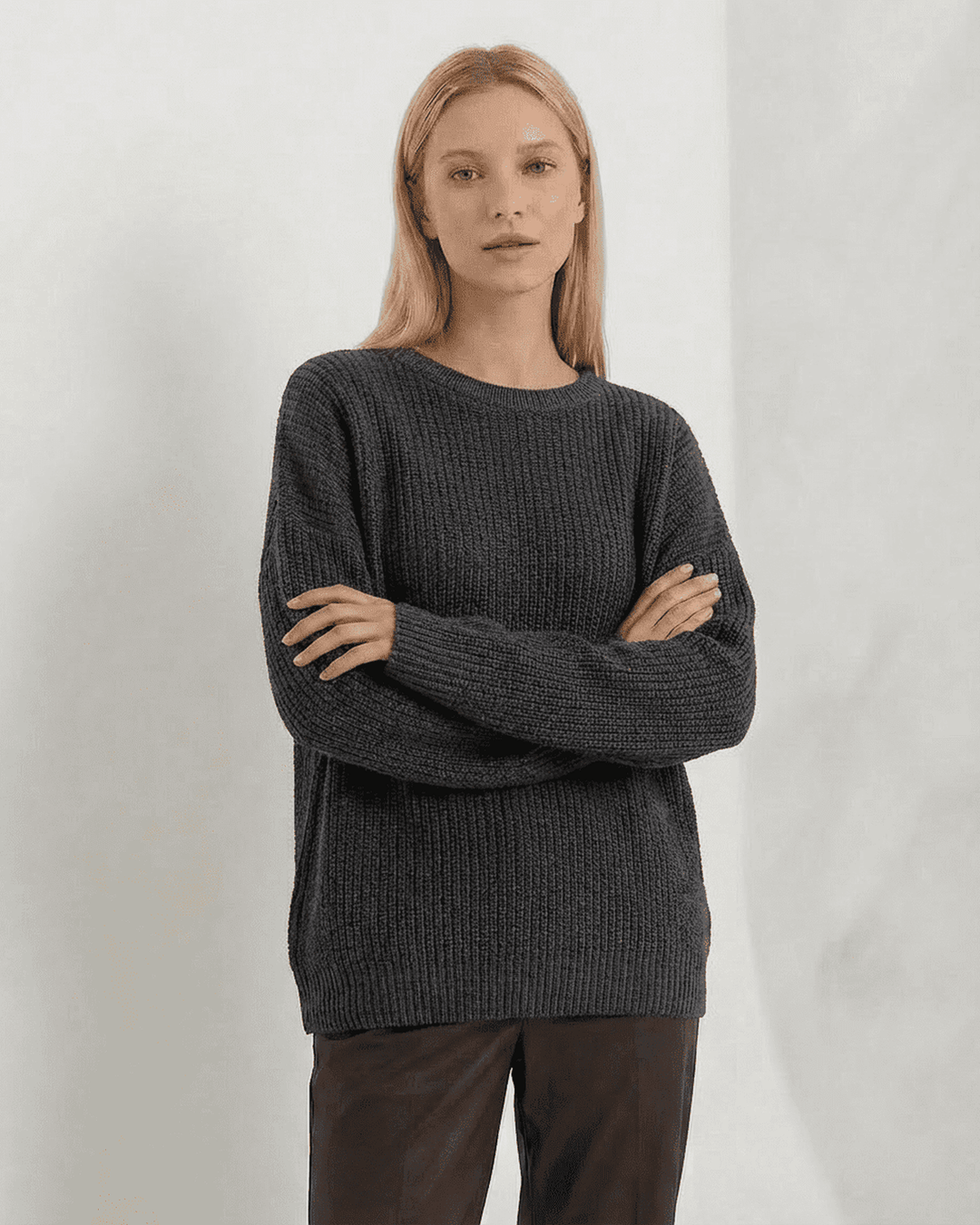 Suéter de punto grueso blanco para mujer con cuello redondo. Textura cálida y cómoda, estilo casual para invierno.