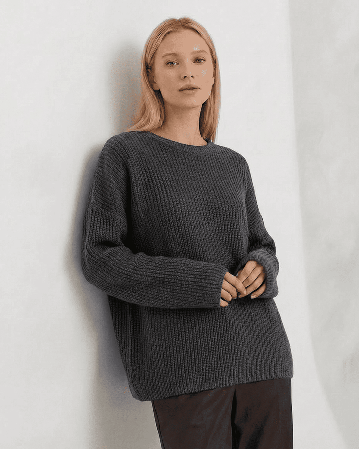 Suéter blanco de punto grueso para mujer, corte holgado. Ideal para otoño/invierno, look casual y cómodo.