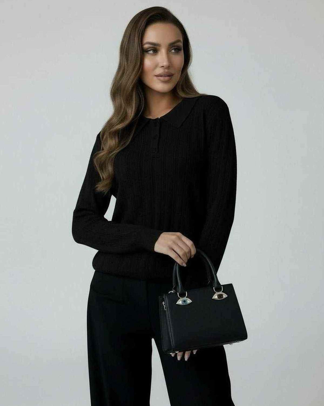 Suéter negro holgado para mujer, esencial de invierno, estilo casual y atemporal para días fríos.