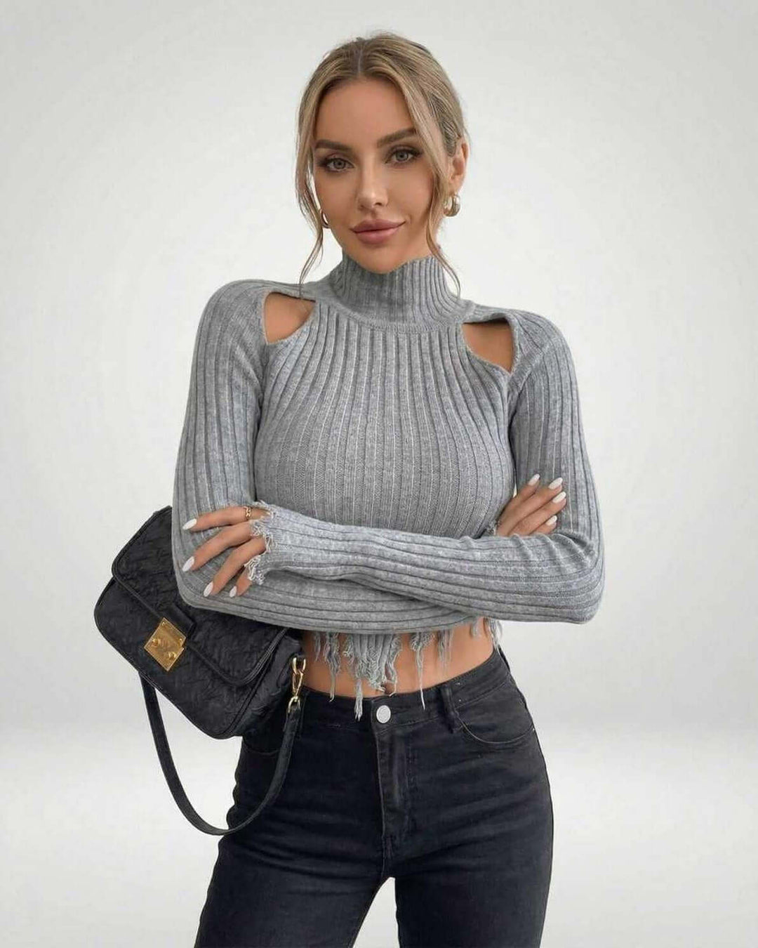Suéter de mujer con escote asimétrico y tejido acanalado, clave en moda de invierno y estilo moderno.