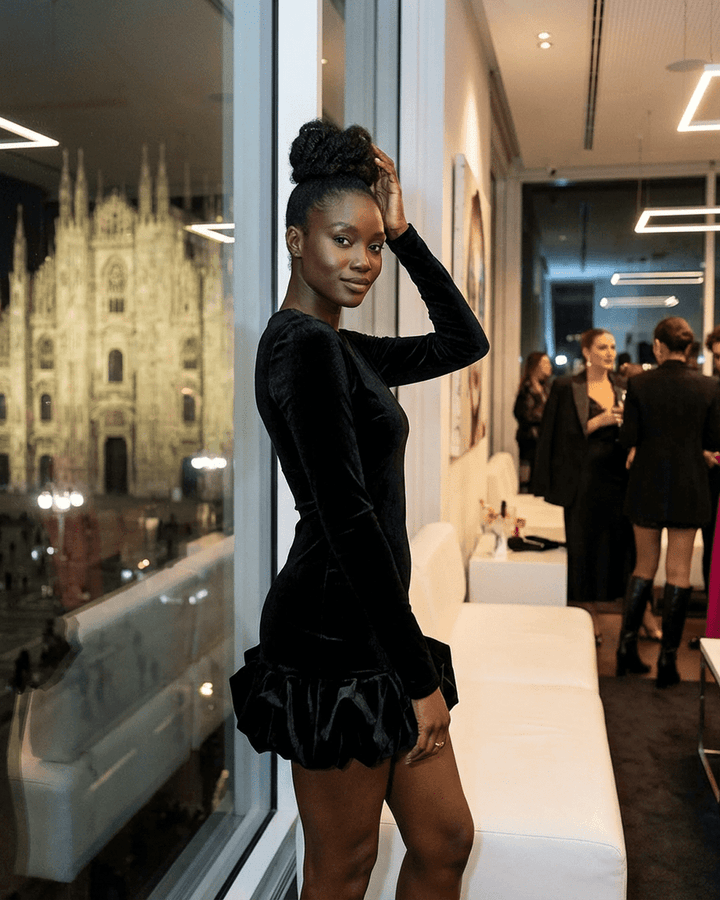 Vista trasera del vestido bodycon mini negro Velora, resaltando su corte y ajuste perfecto.