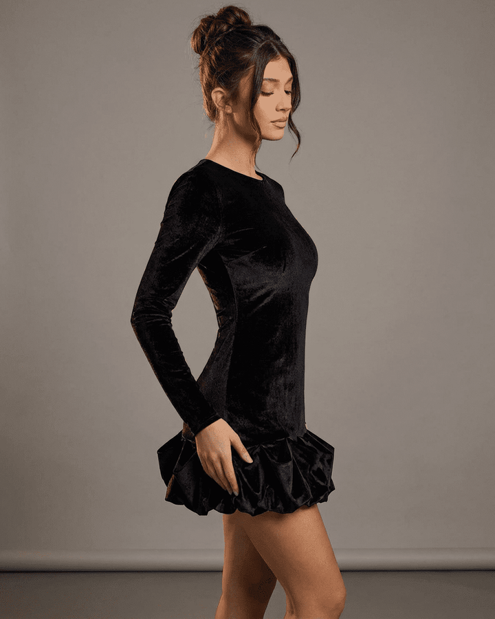 Vestido de fiesta negro Velora ajustado, realzando la figura con su diseño bodycon y elegante.