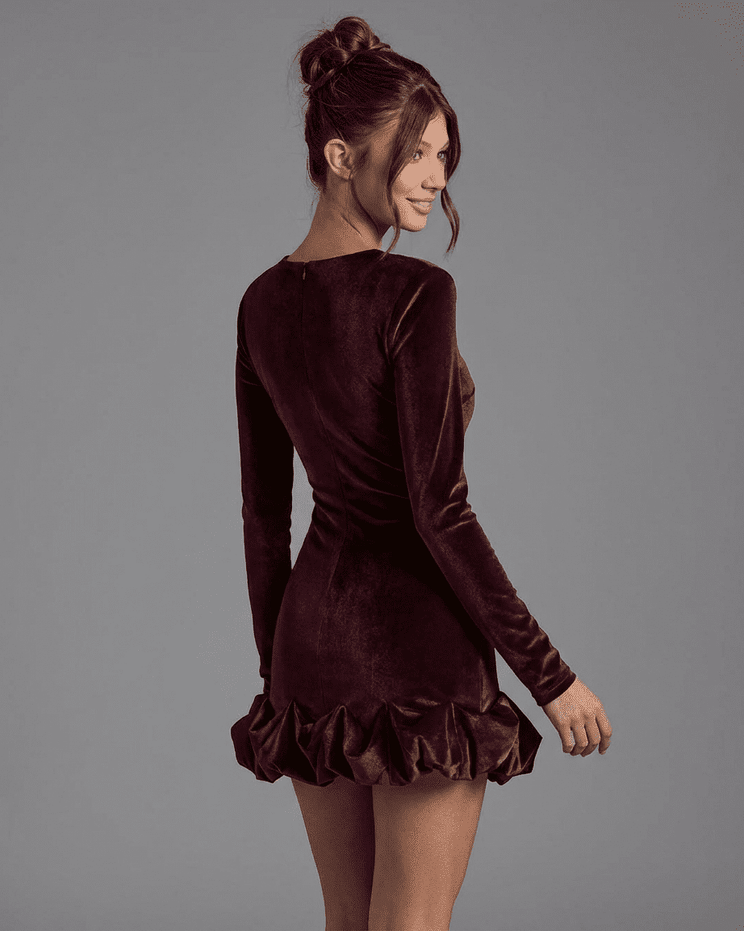 Moderno vestido burdeos mini bodycon para mujer. Elegante, dobladillo plisado, ideal para ocasión especial.