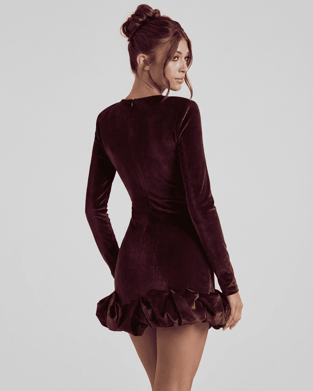 Elegante vestido de noche burdeos mini bodycon con manga larga y dobladillo plisado para mujer.