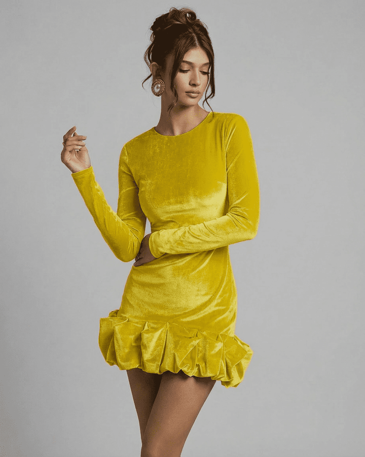 Mujer luciendo vestido amarillo Velora mini bodycon. Vestido corto de fiesta, ideal para ocasión especial, con estilo vibrante.