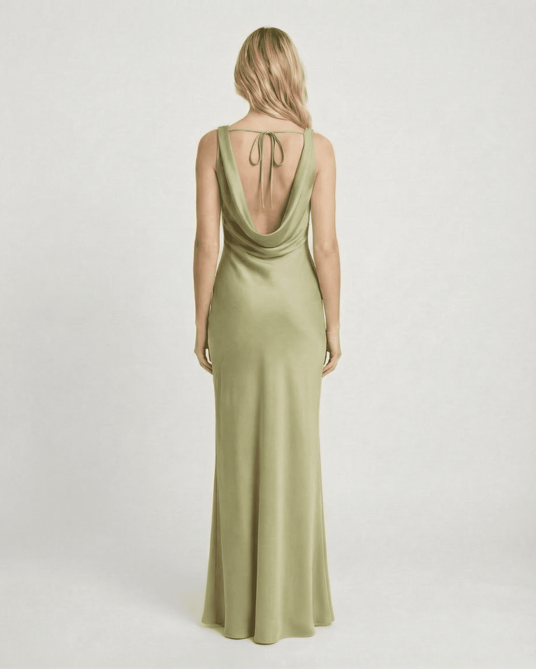 Vestido maxi formal de mujer con espalda abierta y cuello drapeado, perfecto para noches de gala chic.