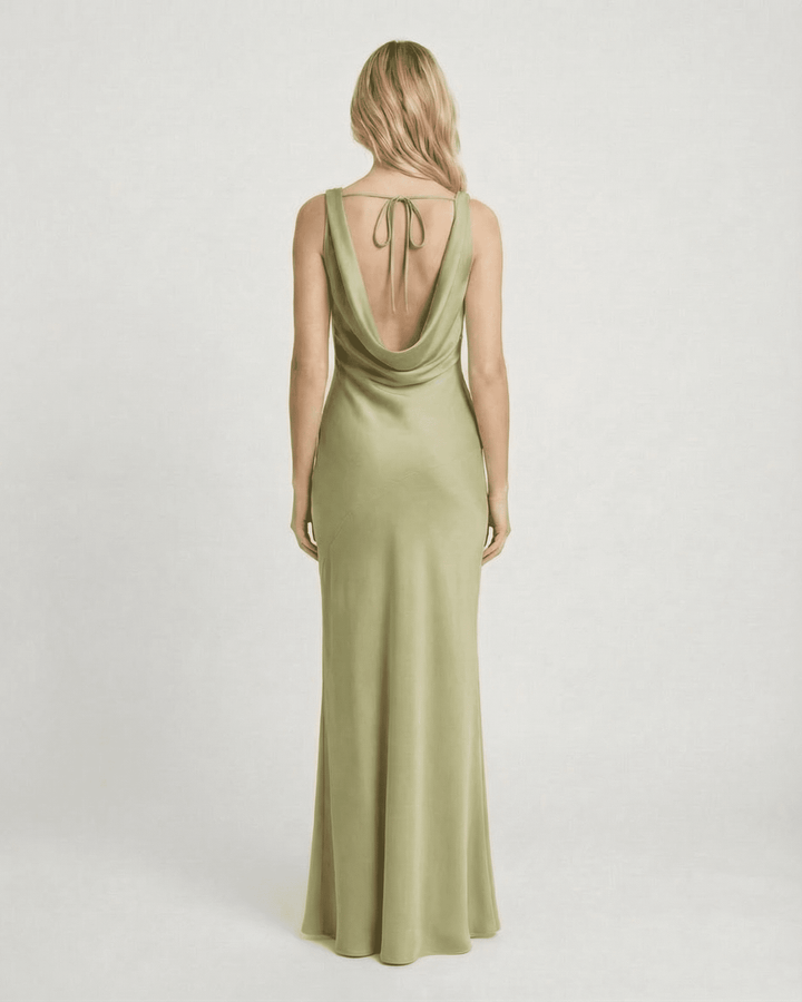 Vestido maxi formal de mujer con espalda abierta y cuello drapeado, perfecto para noches de gala chic.