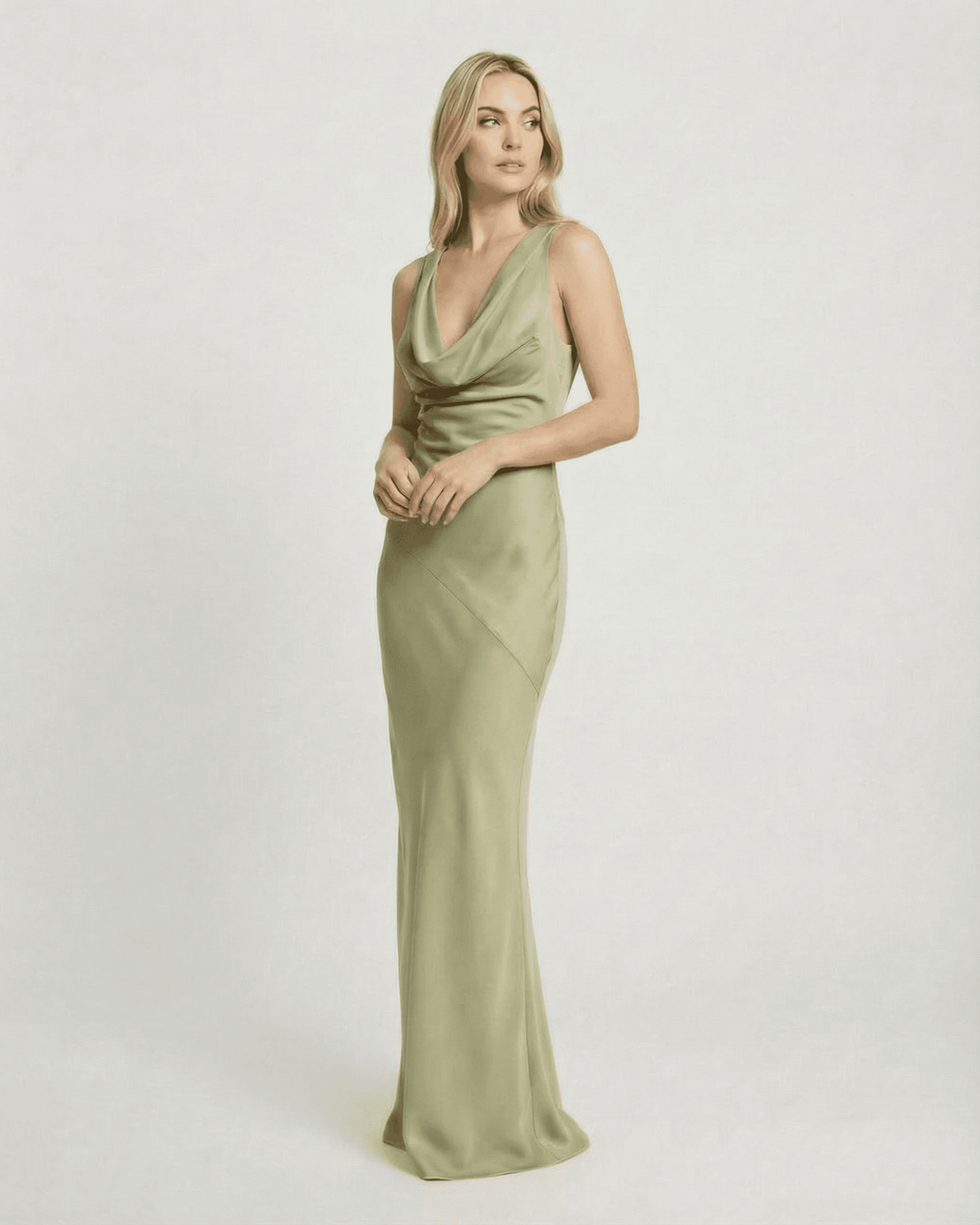 Vestido de noche maxi blanco con cuello drapeado, ideal para celebraciones y ocasiones formales de mujer.