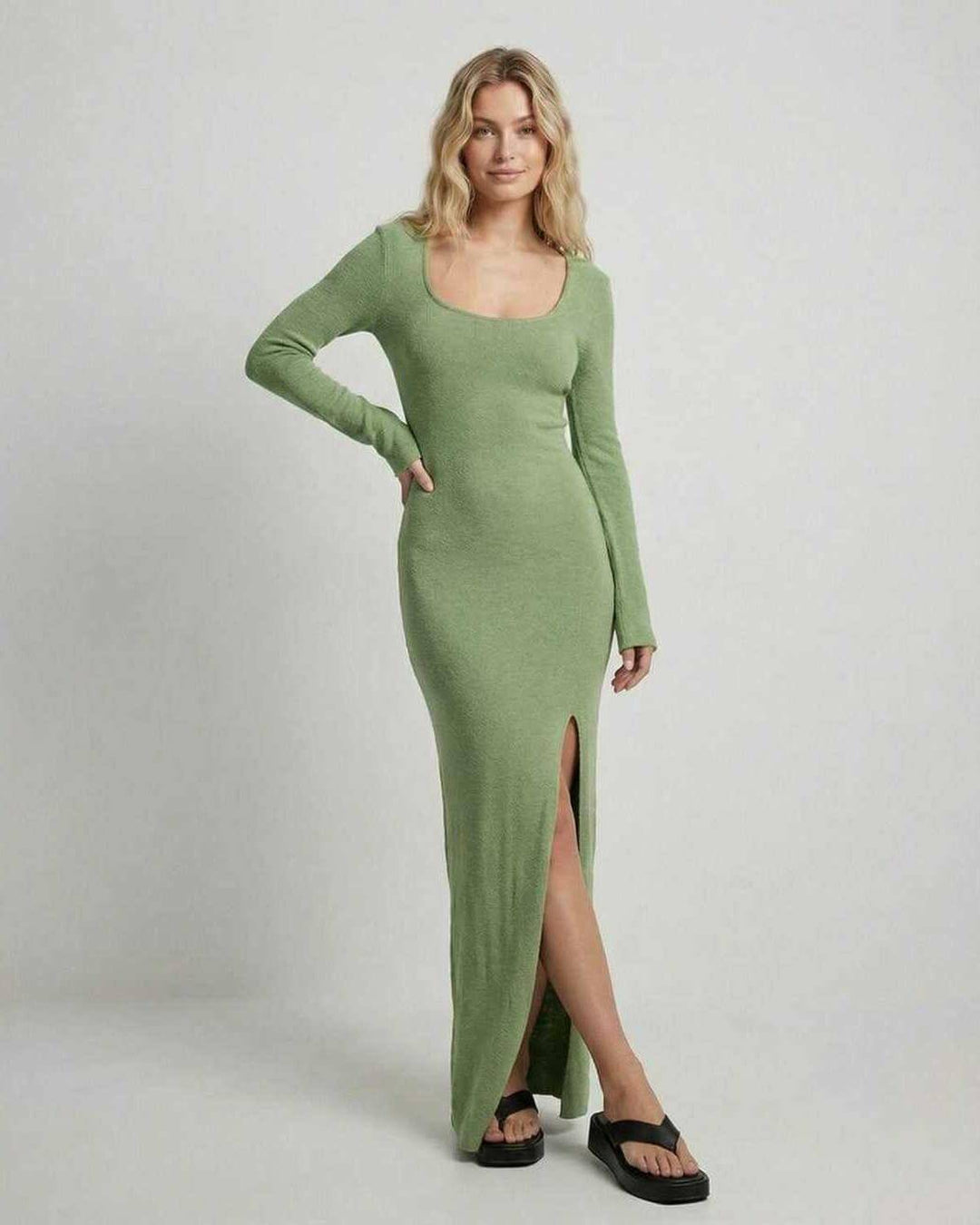 Vestido maxi verde para mujer, corte ajustado, con abertura, destacando la moda femenina y elegancia.