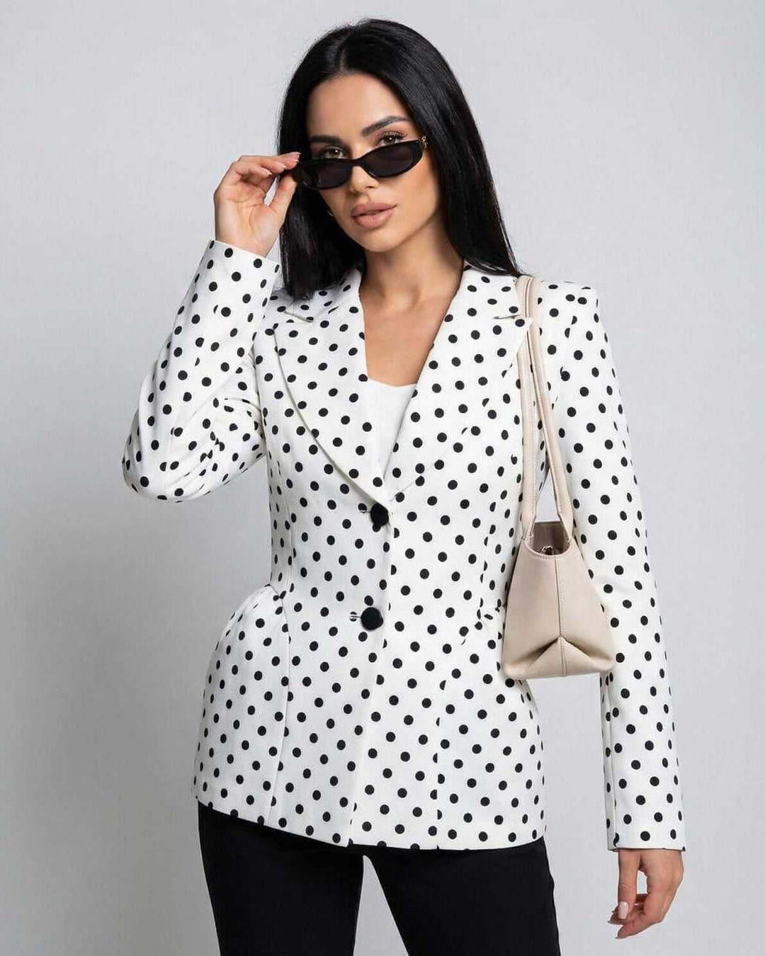 Chaqueta de mujer blanca Verona con puntos sutiles, estilo elegante y moderno para look formal.