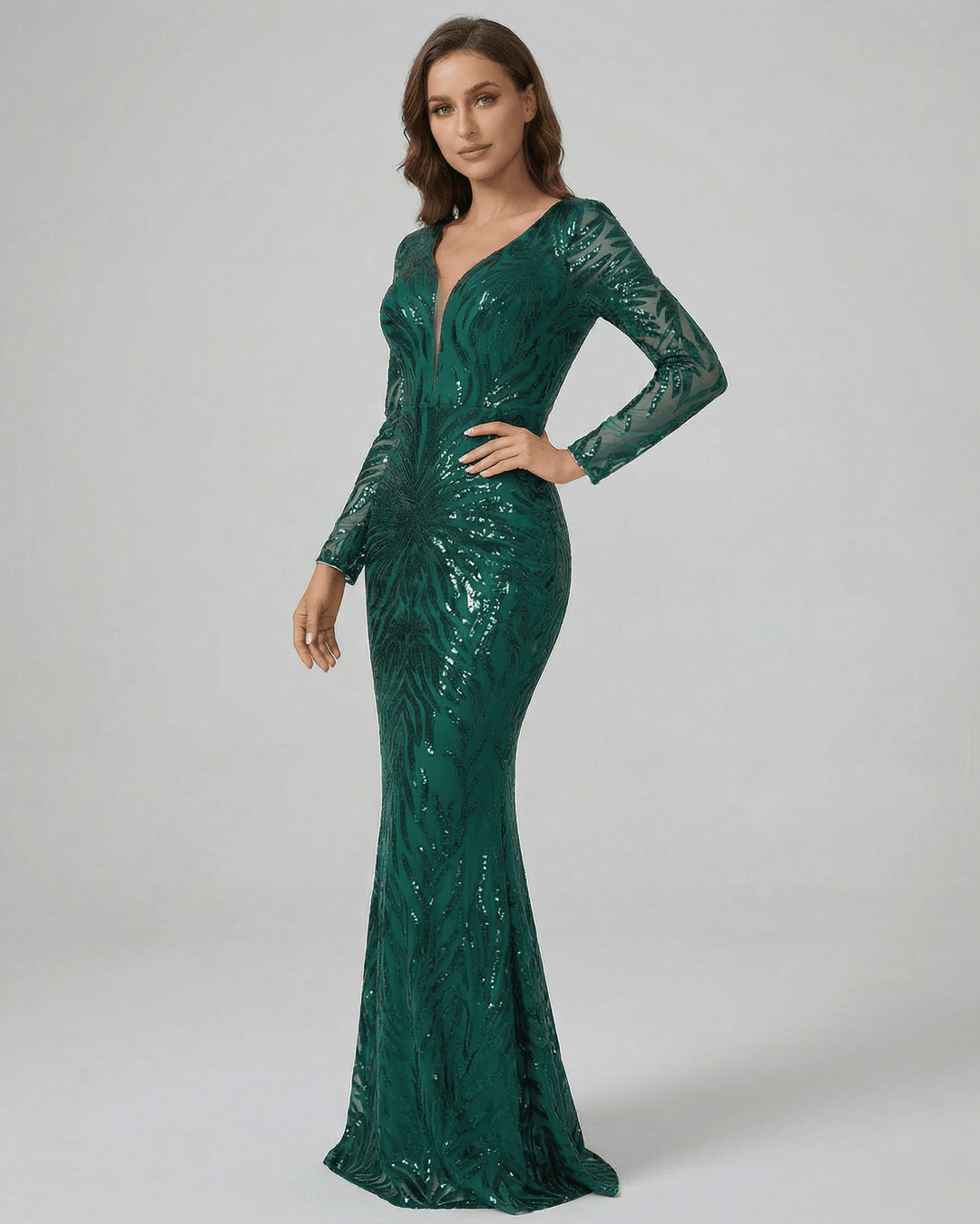 Vestido largo de fiesta color verde esmeralda con brillo, escote en V y silueta sirena, realza tu figura.