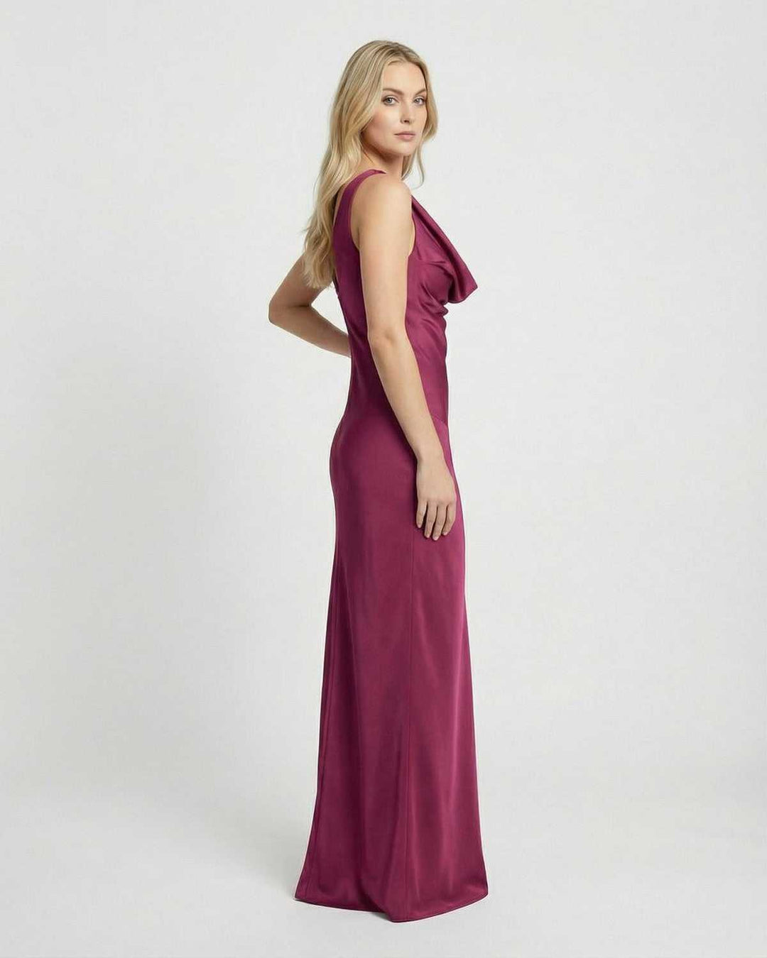 Vestido maxi blanco de fiesta, formal y con cuello halter. Diseño sin espalda y drapeado para mujer, elegancia pura.