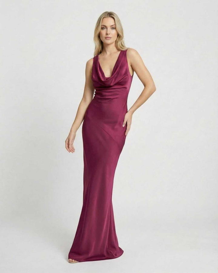 Vestido de noche blanco para mujer, elegante y formal. Diseño maxi con cuello halter, perfecto para eventos especiales.
