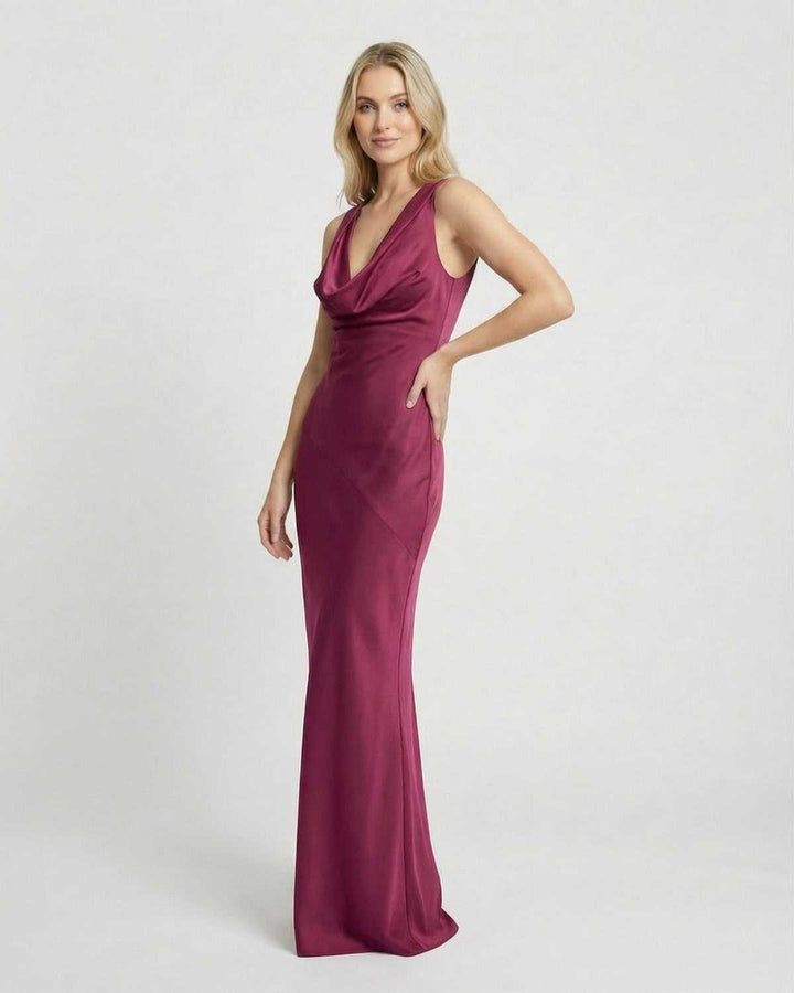 Vestido maxi blanco drapeado con silueta ajustada, ideal para mujer en ocasiones especiales. Estilo formal.