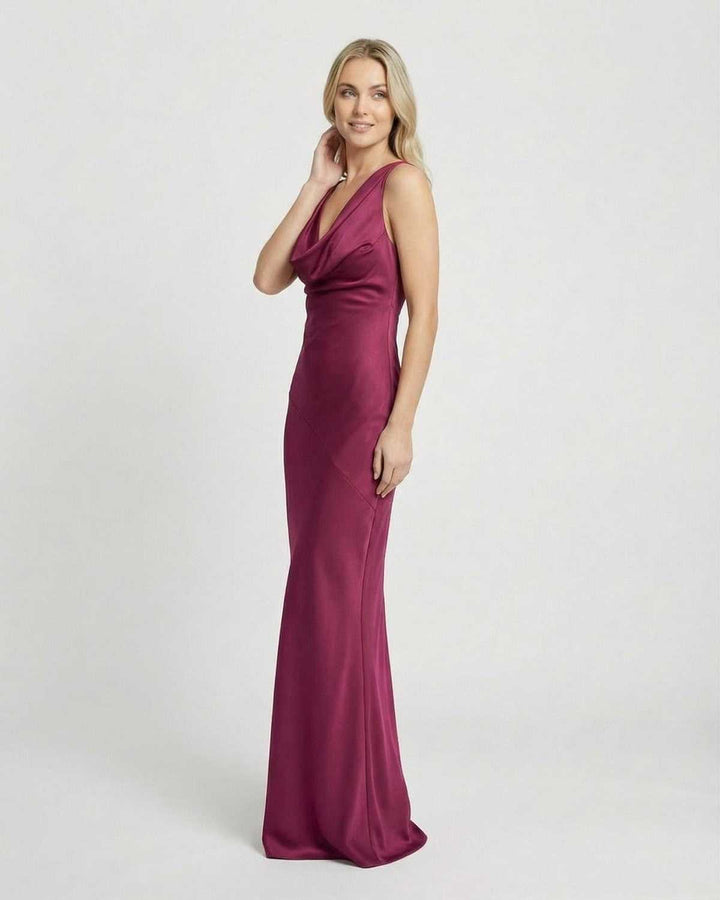 Elegante vestido maxi blanco para mujer, con cuello halter, sin espalda y silueta ajustada. Ideal para fiestas formales.