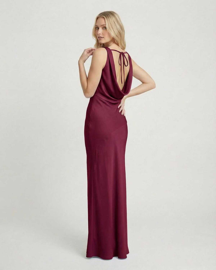 Vestido maxi blanco elegante con cuello halter y espalda descubierta, perfecto para fiestas y eventos formales.