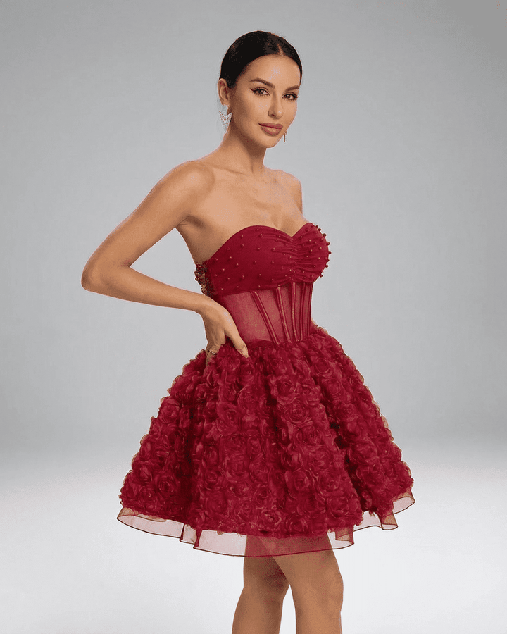 Vestido cóctel rojo Verona para mujer, diseño mini con apliques florales 3D que aportan volumen. Sin tirantes.