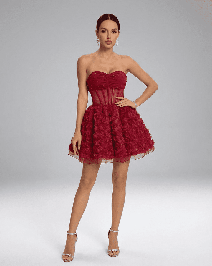 Vestido Verona mini rojo elegante para mujer, con detalle floral 3D y silueta voluminosa. Perfecto para cócteles.