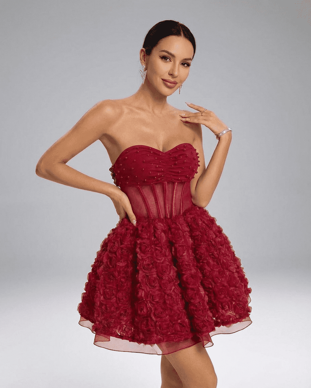 Vestido mini rojo Verona sin tirantes con apliques florales 3D. Ideal para fiestas y cócteles elegantes de mujer.