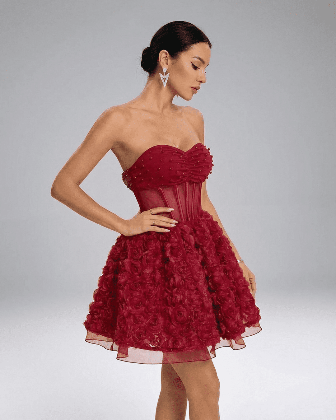 Vestido de fiesta mini rojo sin tirantes. Diseño Verona con flores 3D y falda voluminosa para ocasiones especiales.