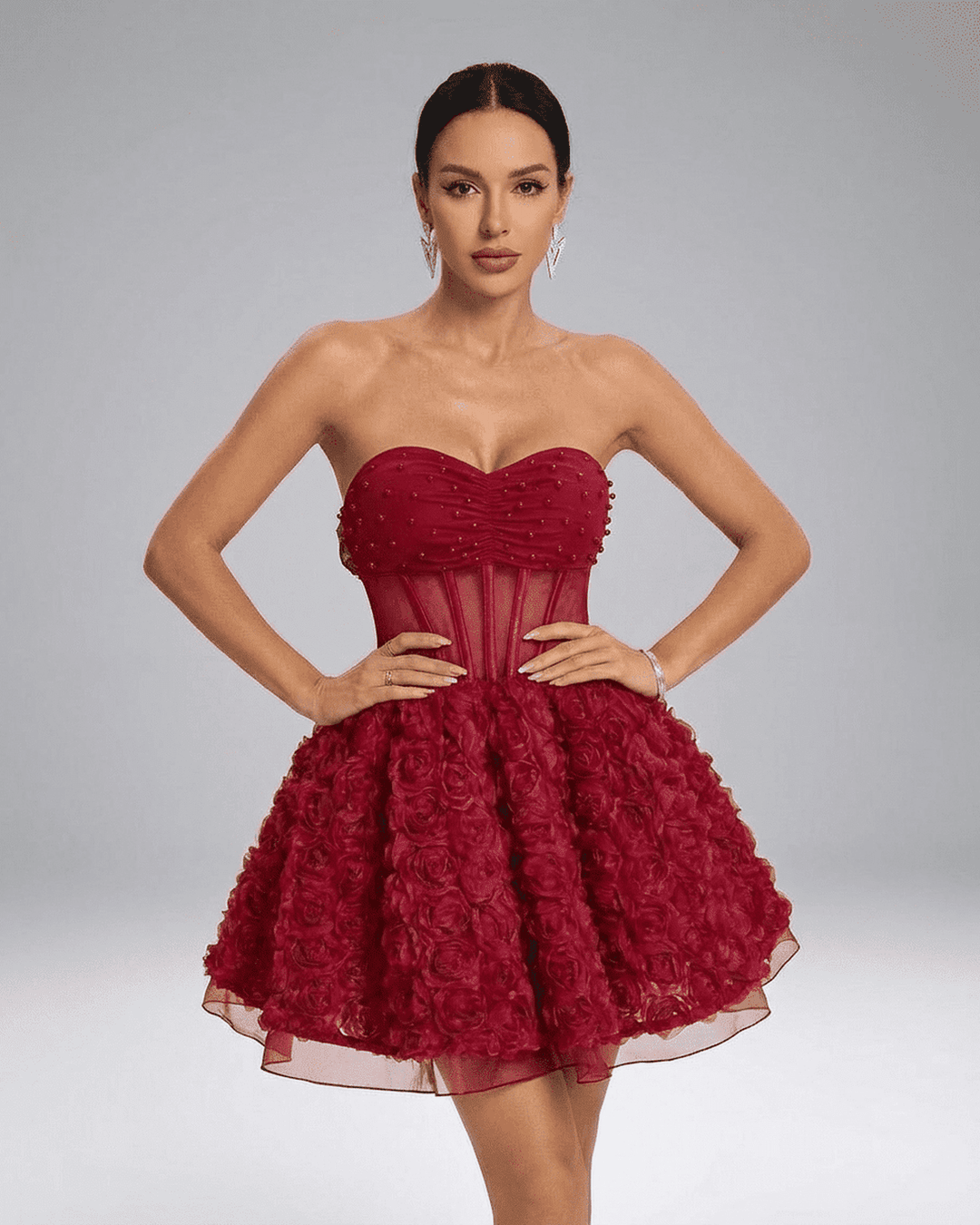 Elegante vestido mini rojo de fiesta para mujer, con diseño floral 3D y corte voluminoso sin tirantes.