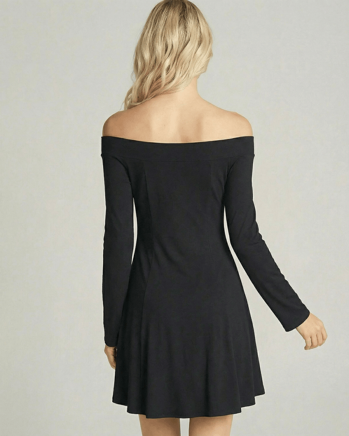 Vestido corto de mujer estilo A-Line con hombros descubiertos y mangas largas. Versátil y moderno para cualquier ocasión.