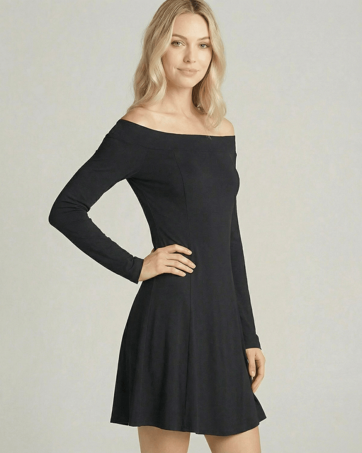 Vestido mini Verona cómodo y chic, con hombros descubiertos y corte A-Line. Un básico versátil para tu armario.
