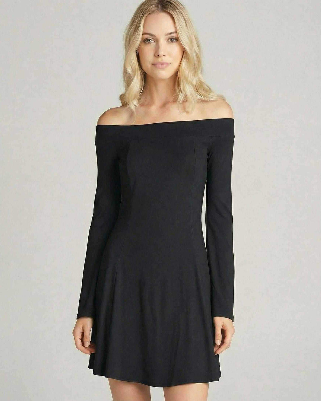 Elegante vestido de fiesta mini negro A-Line con hombros descubiertos. Diseño sofisticado para ocasiones especiales.