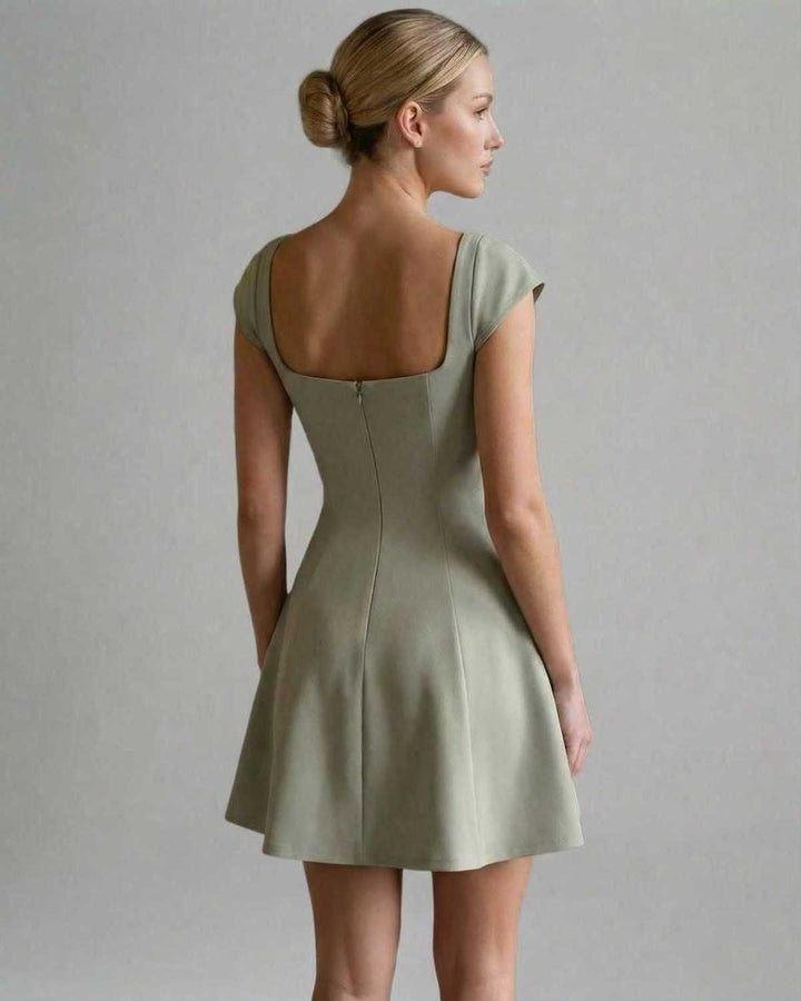 Vestido blanco mini ajustado de manga corta, elegante para mujer. Perfecto para fiestas y eventos chic.