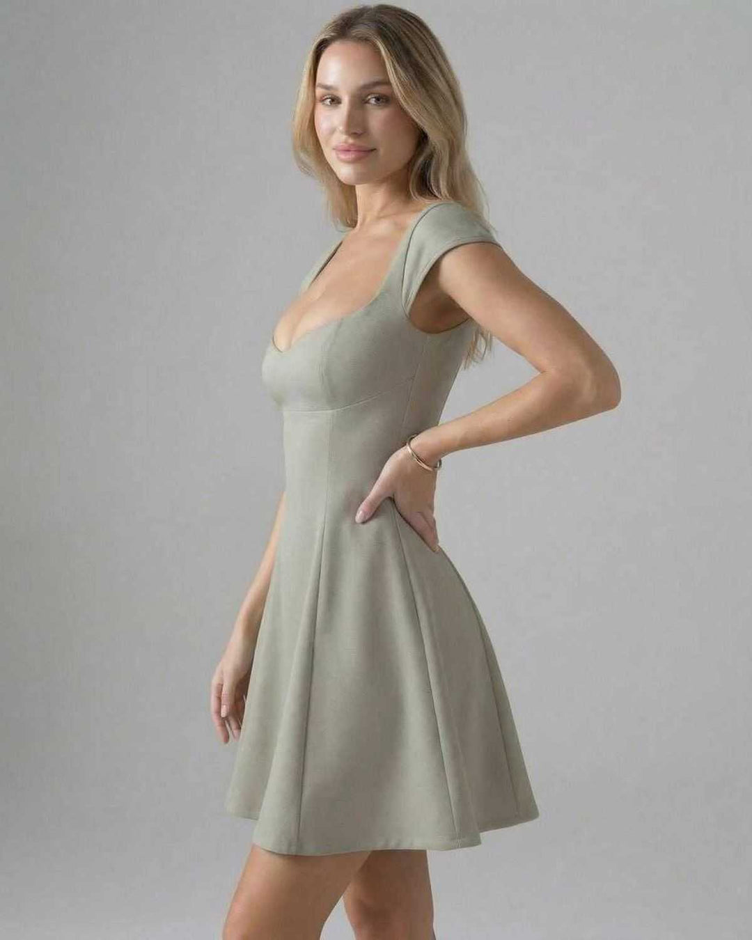 Vestido mini ajustado blanco, diseño moderno y sofisticado. Ropa de fiesta de mujer con manga corta.
