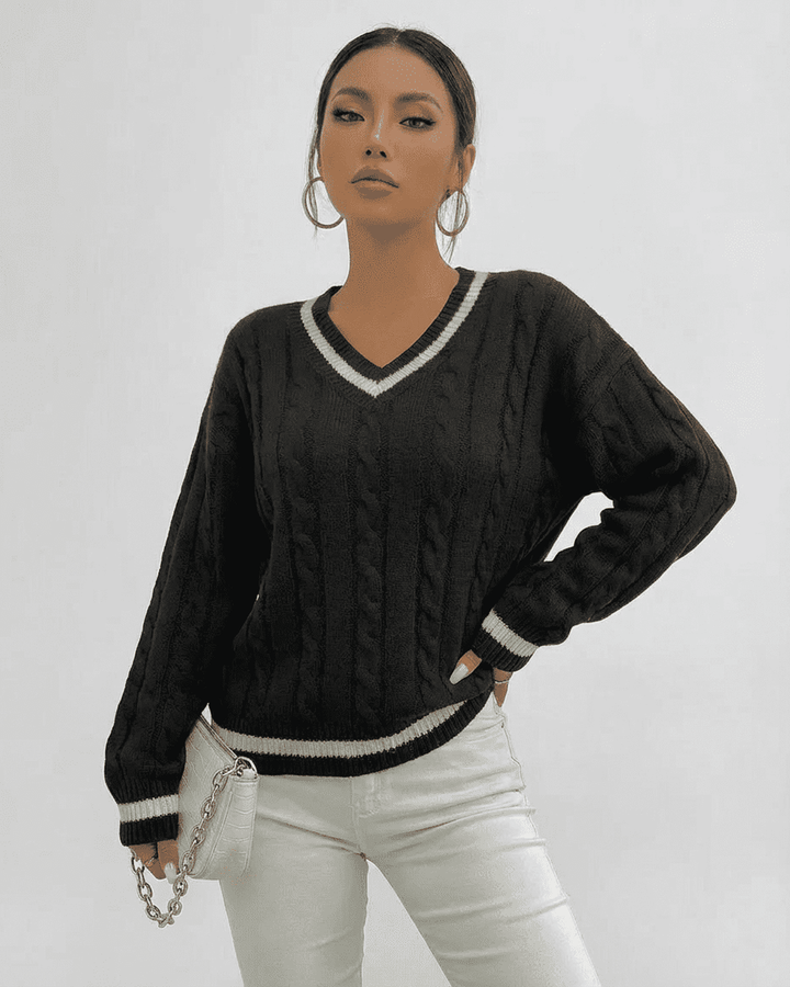 Pullover blanco de punto cableado para mujer, diseño con escote en V. Prenda cómoda y elegante.