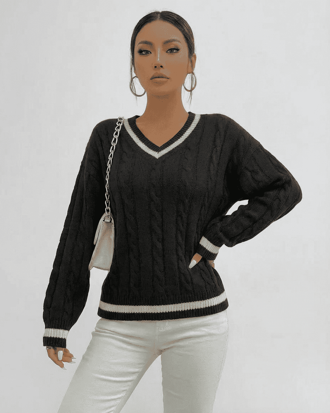 Pullover blanco de mujer, tejido de punto cableado y escote V. Ropa de invierno casual y moderna.