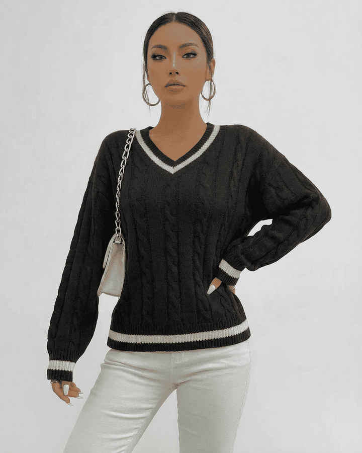 Pullover blanco de mujer, tejido de punto cableado y escote V. Ropa de invierno casual y moderna.