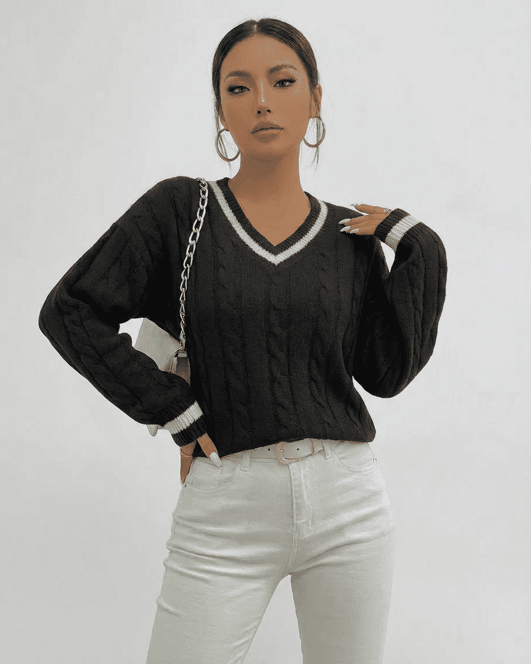 Suéter de mujer blanco, manga larga, con detalle de punto cableado y cuello en V. Ropa casual chic.