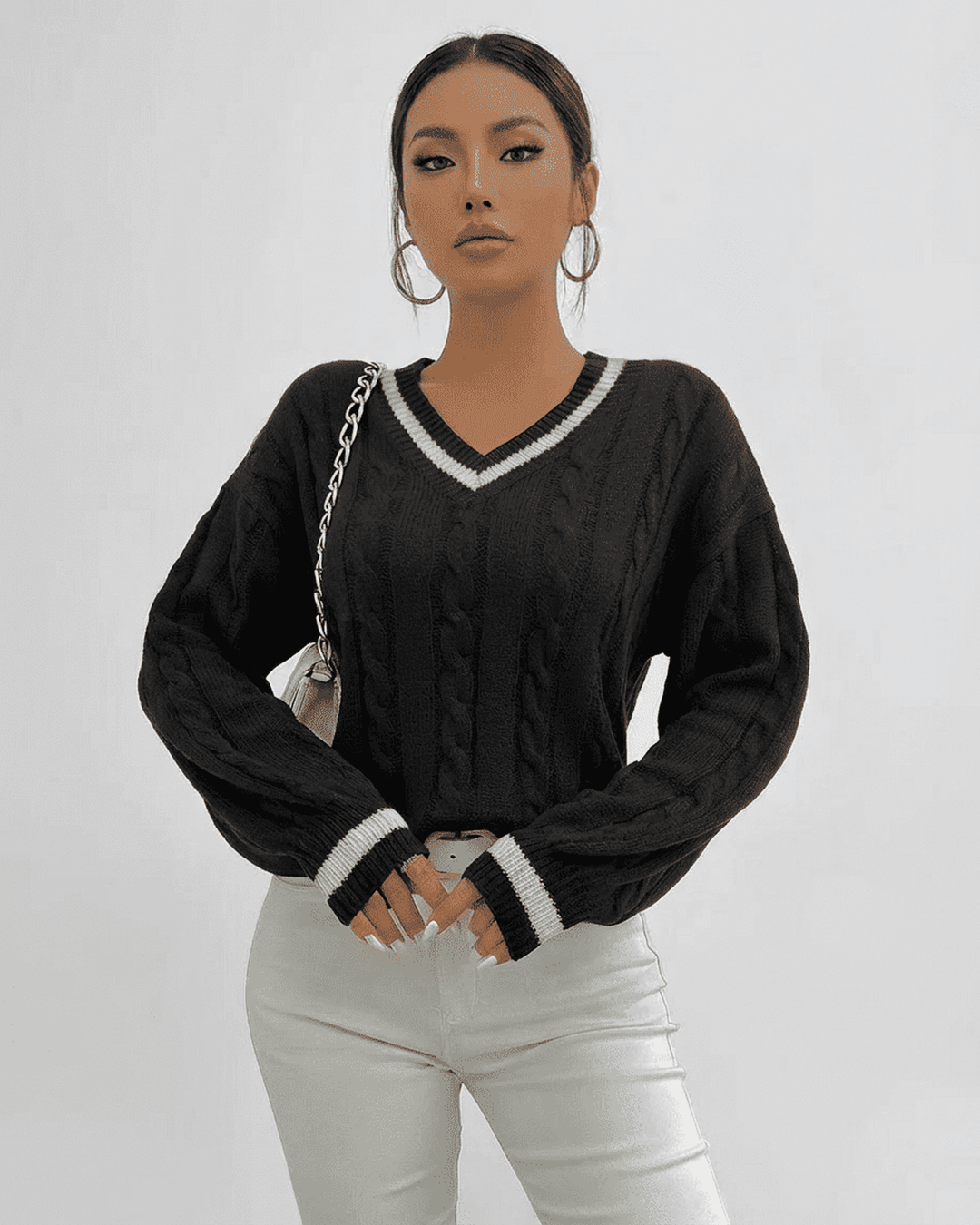 Suéter blanco invernal para mujer, punto cableado texturizado y escote en V. Cálido y con estilo.