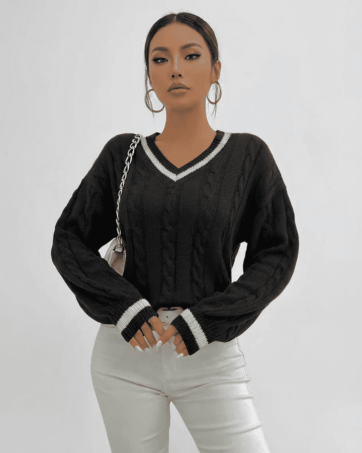 Suéter blanco invernal para mujer, punto cableado texturizado y escote en V. Cálido y con estilo.