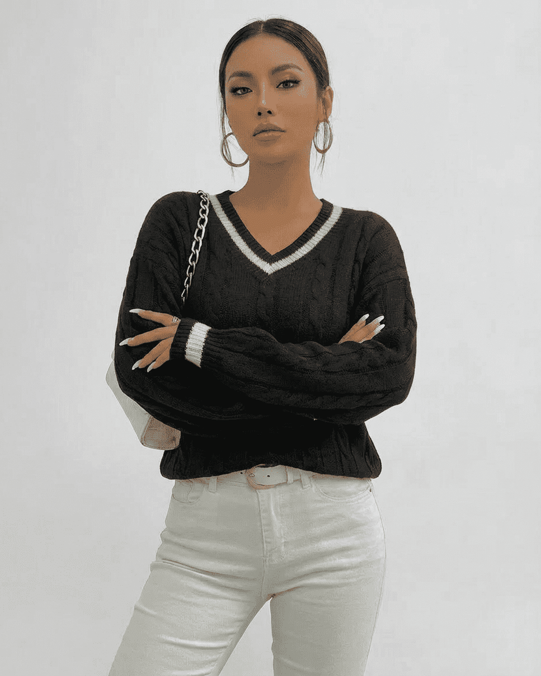 Suéter blanco con escote V pronunciado, punto cableado. Jersey de manga larga para mujer, estilo clásico.