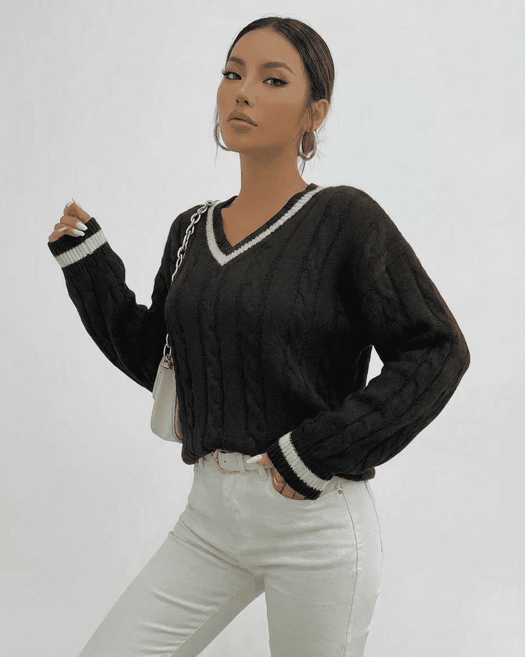 Jersey de punto cableado blanco para mujer con escote en V. Pullover elegante para otoño e invierno.