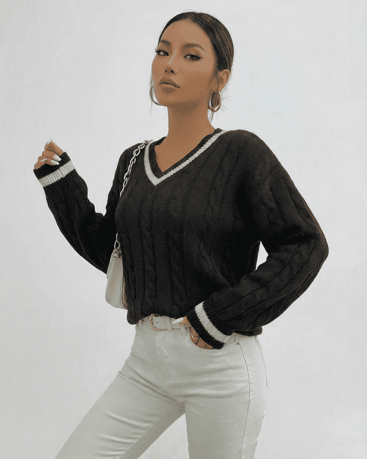 Jersey de punto cableado blanco para mujer con escote en V. Pullover elegante para otoño e invierno.