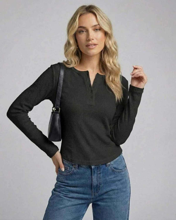 Blusa waffle Henley Vesper de manga larga para mujer, con cuello abotonado, un básico esencial.