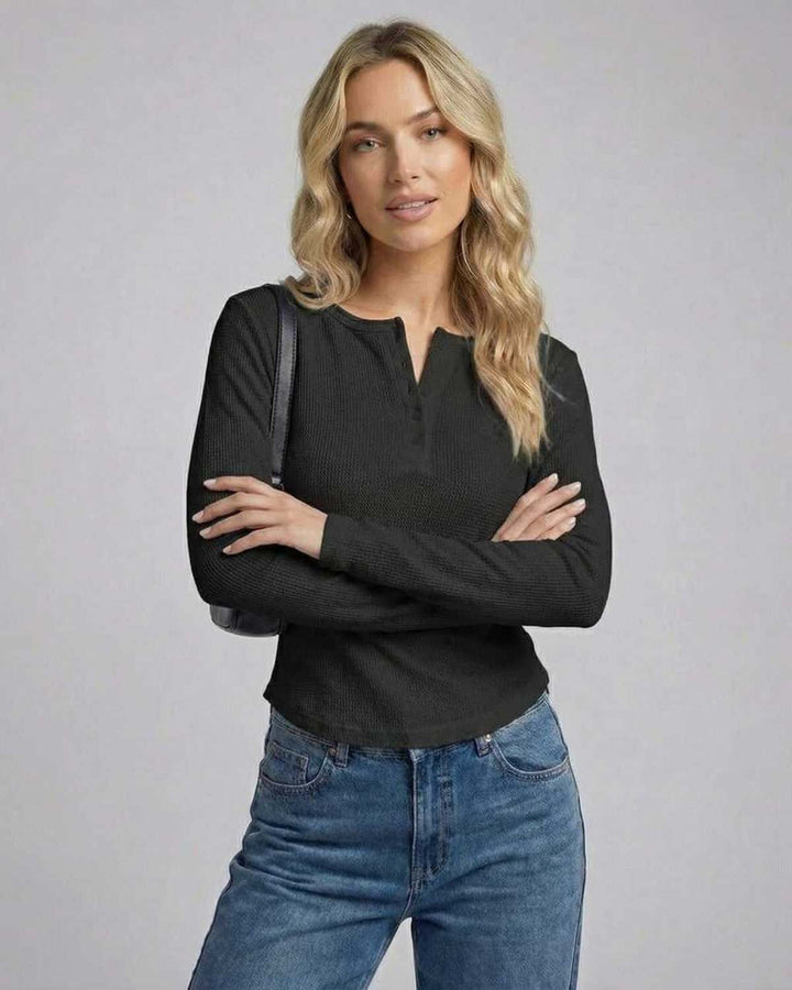 Blusa Vesper Henley de manga larga para mujer, diseño waffle que combina lo casual y elegante.